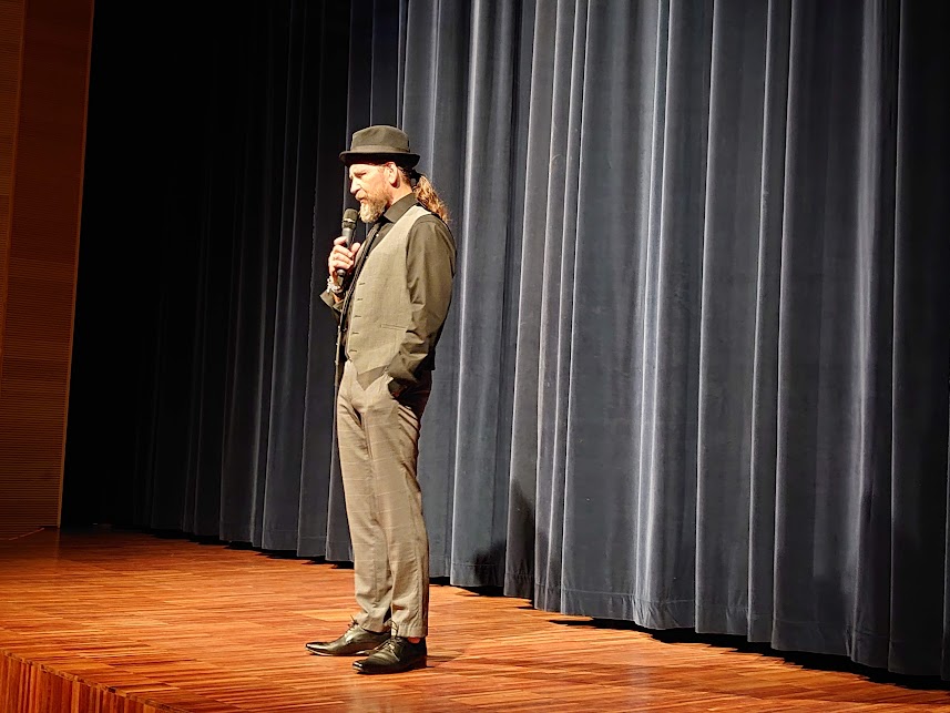 Emocje, relacje i dobry humor w spektaklu „Targowisko teatralne”  