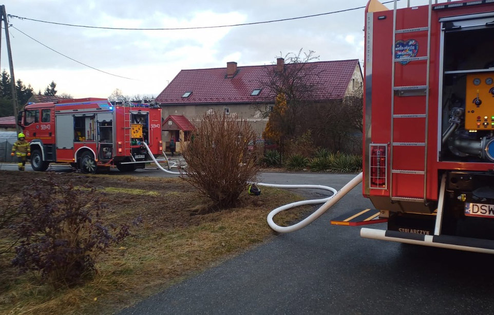 Pożar budynku w Rogoźnicy. Strażacy wynieśli z niego butle z gazem [FOTO] 