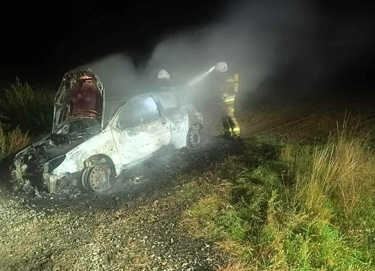 Nocny pożar samochodu między Przyłęgowem a Skarżycami [FOTO] 