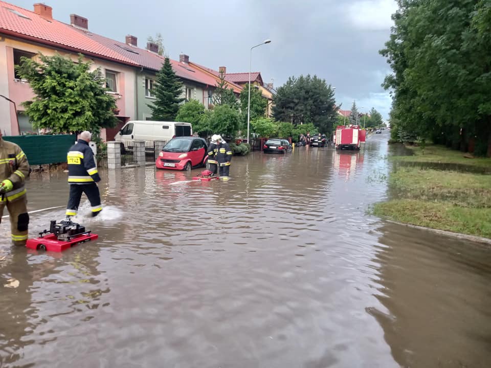 Zalane ulice, posesje i piwnice po czwartkowej nawałnicy. Jest kolejne ostrzeżenie meteorologiczne! [FOTO] 