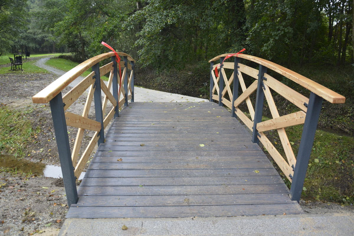 Nowy mostek, ścieżki i drzewa w goczałkowski parku  