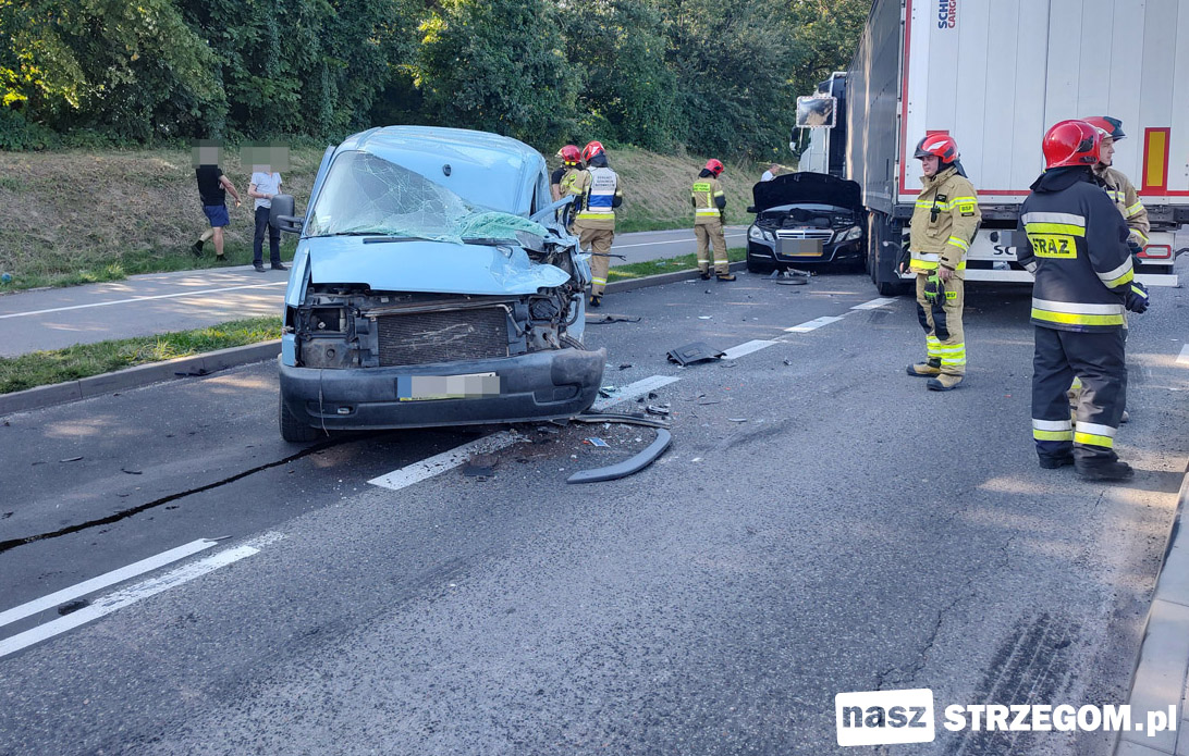 Wypadek z udziałem trzech aut przy ul. Legnickiej [FOTO] 