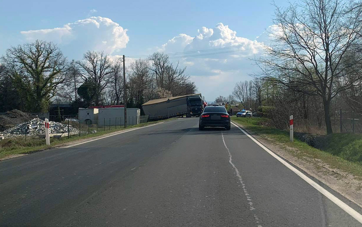 Zdarzenie drogowe z udziałem auta ciężarowego pod Strzegomiem  [FOTO] 