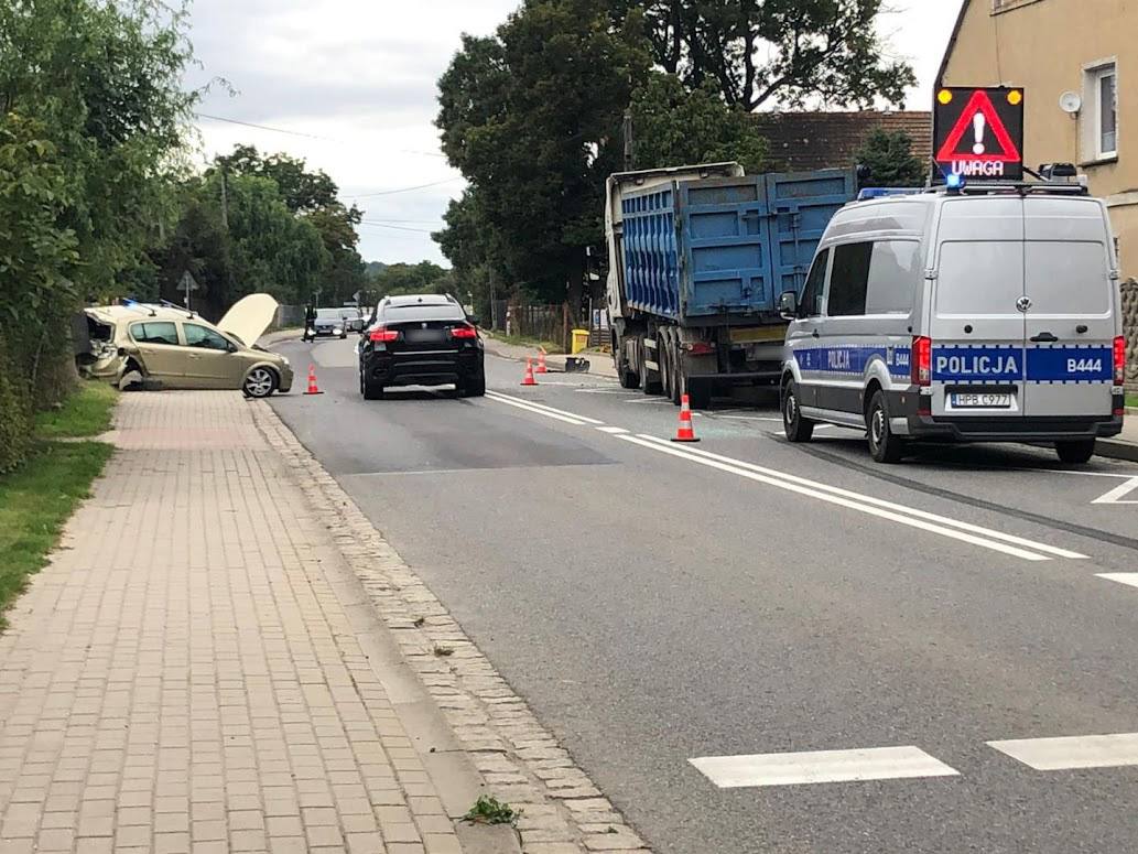 Wypadek z udziałem auta ciężarowego w Jaroszowie! [FOTO] 