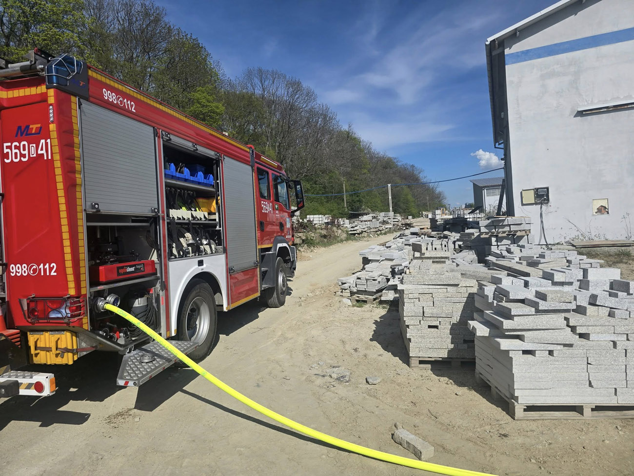 Pożar na terenie zakładu kamieniarskiego. Ogień objął fragment elewacji [FOTO] 