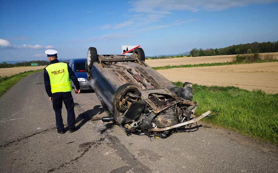 23-latka dachowała pod Godzieszówkiem! [FOTO] 