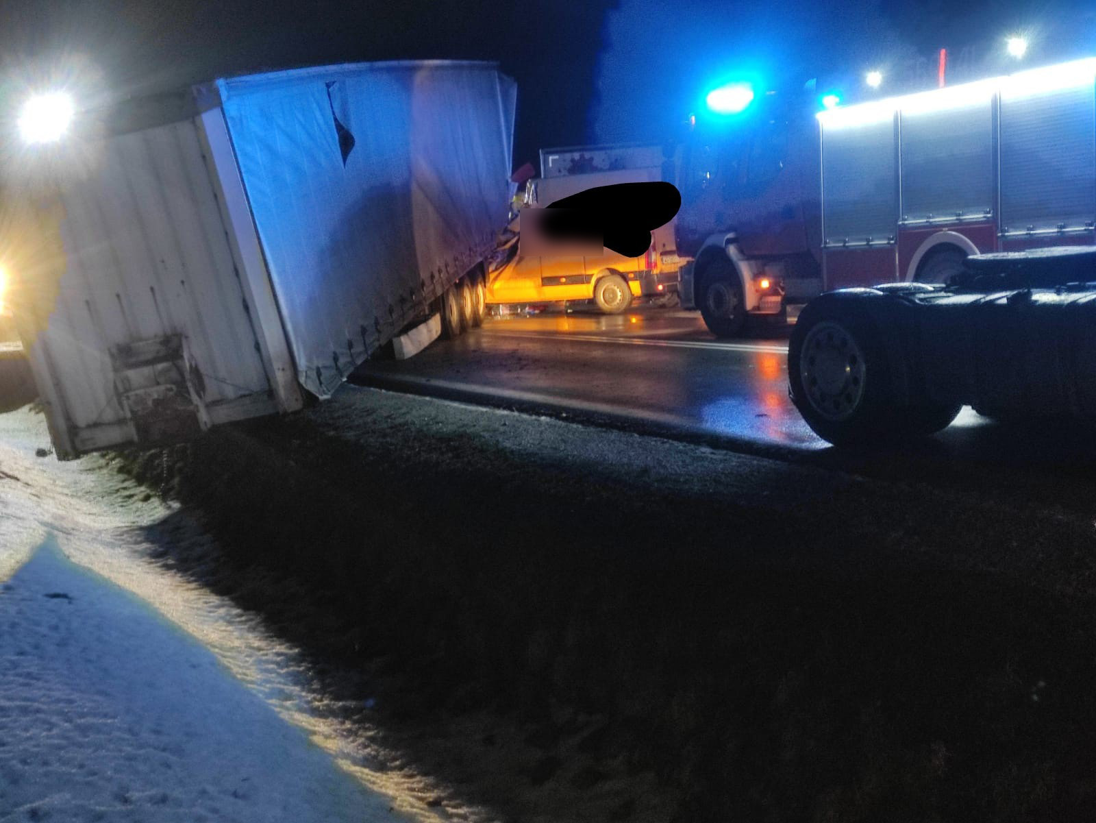 Bus wjechał pod naczepę z ładunkiem! [FOTO] 