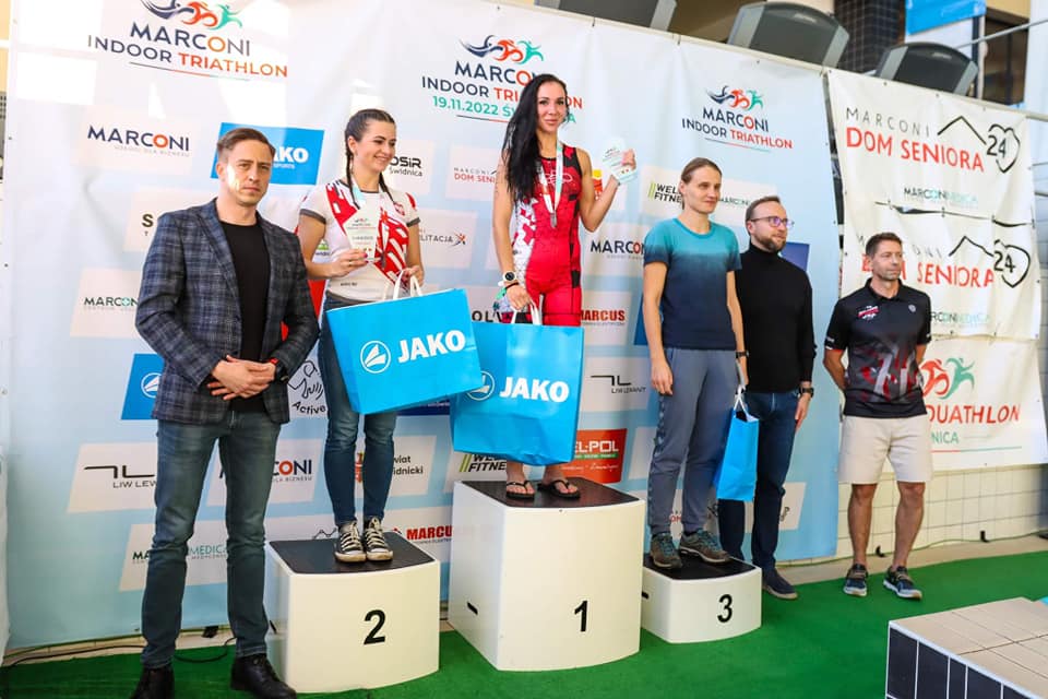 Brygida Szymańska z Jaroszowa na podium świdnickiego triathlonu pod dachem [FOTO] 
