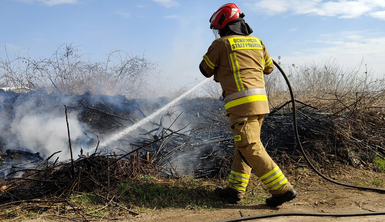 Wiosenna plaga wypalania traw. Kolejna akcja strażaków w Strzegomiu [FOTO] 