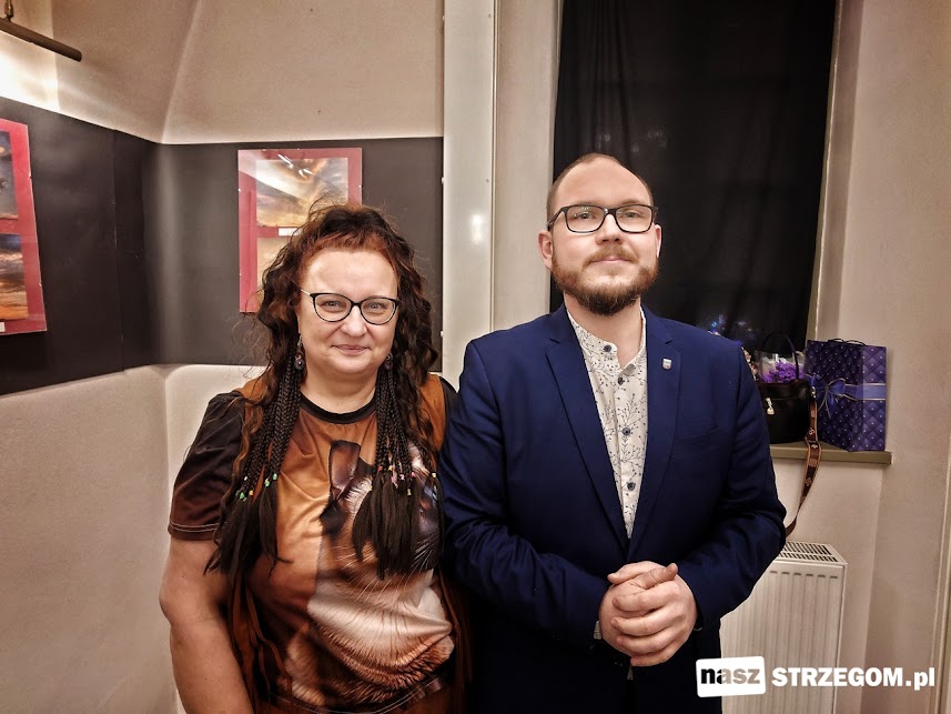 Zawiłości życia zapisane w koronce brugijskiej i kadrze obiektywu. Wernisaż Urszuli Stępień w Strzegomiu [FOTO] 