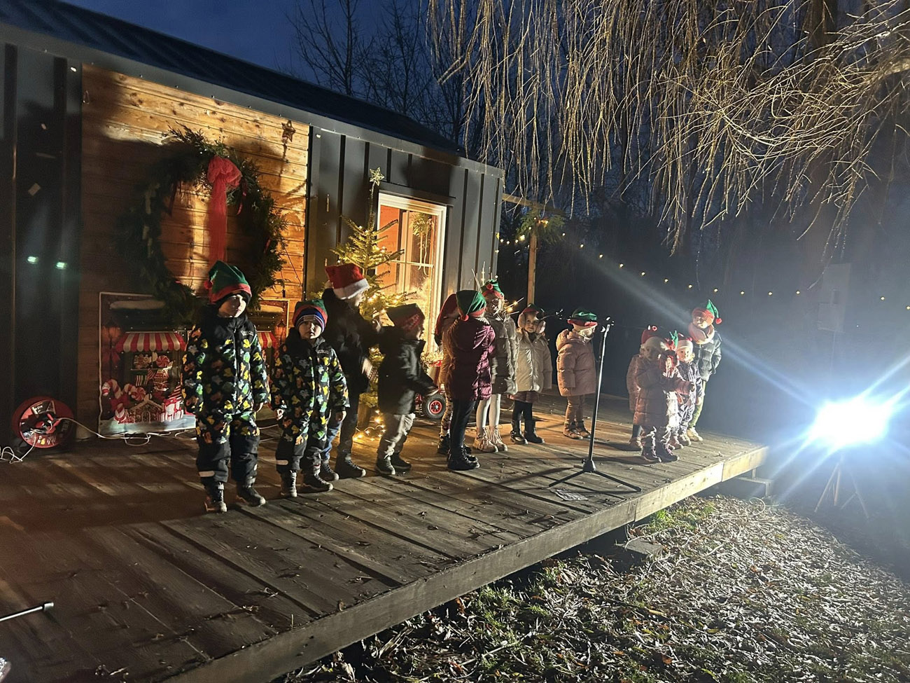 Mikołaj, jarmark i festiwal piosenki. „Słoneczna Kraina” z Żółkiewki zorganizowała świąteczne spotkanie [FOTO] 