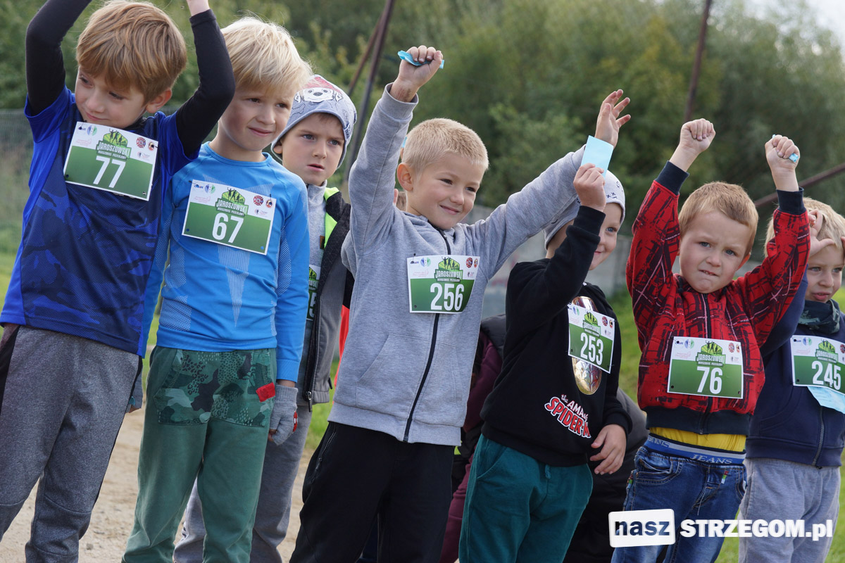 145 osób na starcie Jaroszowskimego Marszobiegu Przełajowego [FOTO] 