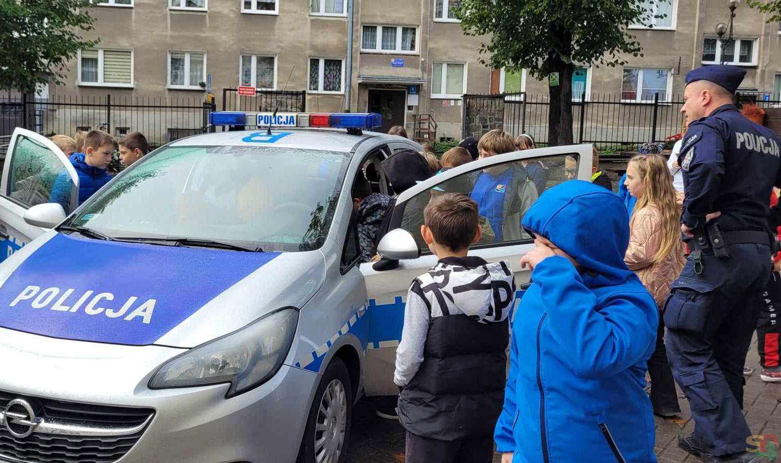 Policjanci odwiedzili uczniów strzegomskiej „czwórki” [FOTO] 