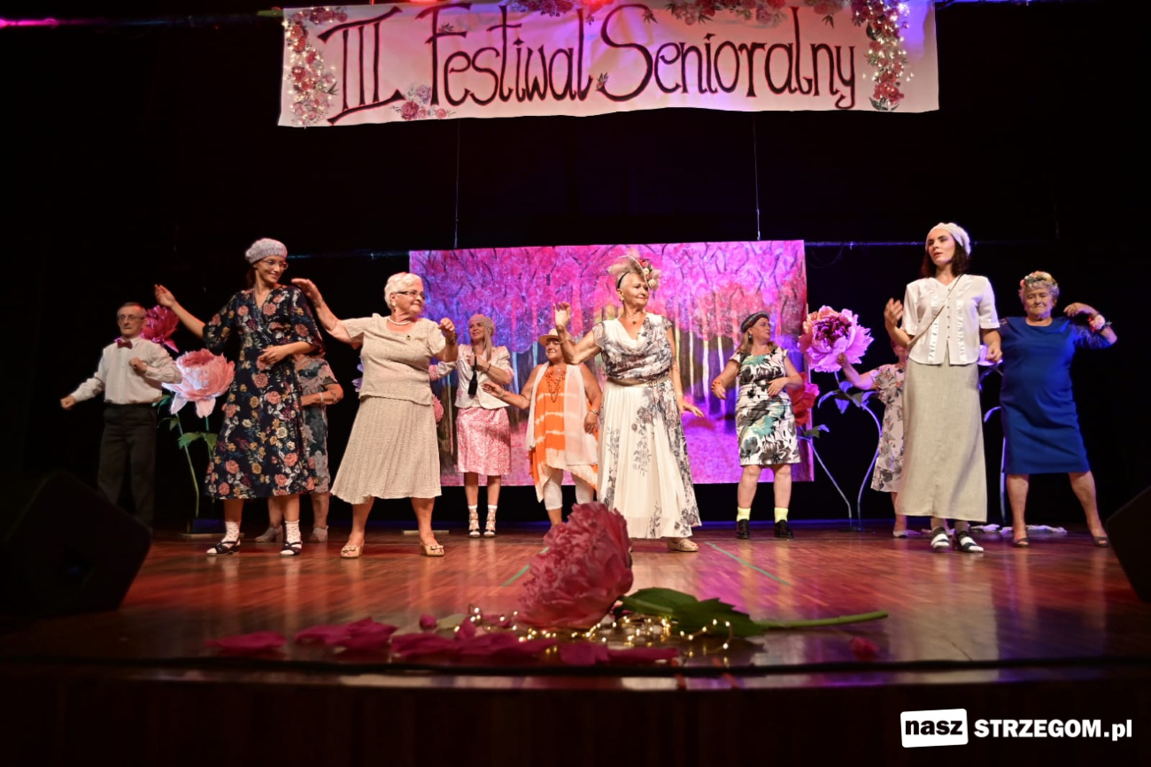 „Jak to jest z tym życiem?” – 3. edycja Festiwalu Senioralnego w Strzegomiu [FOTO] 