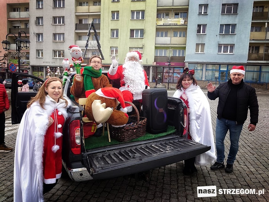 Strzegom w świątecznym nastroju. Mikołaj rozdawał prezenty w całym mieście [FOTO] 