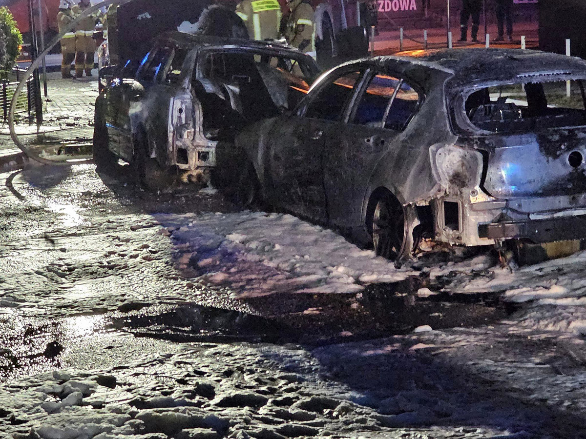 Nocny pożar na ulicy Ogrodowej w Strzegomiu. Spłonęło kilka aut [FOTO] 