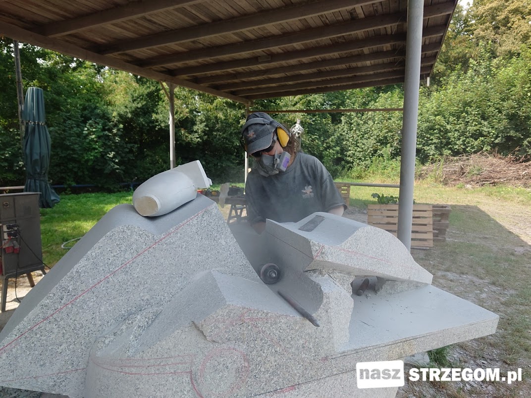 Artyści uchylają rąbka tajemnicy. Trwa jubileuszowe Biennale Rzeźby w Granicie w Strzegomiu [FOTO] 