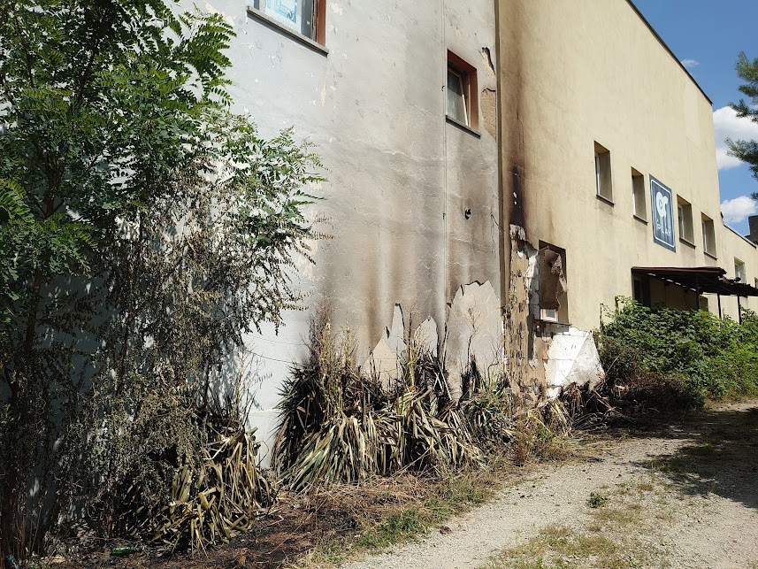 Wyrzucił „niewinny” niedopałek na trawnik przy budynku. Skutek jest szokujący. 