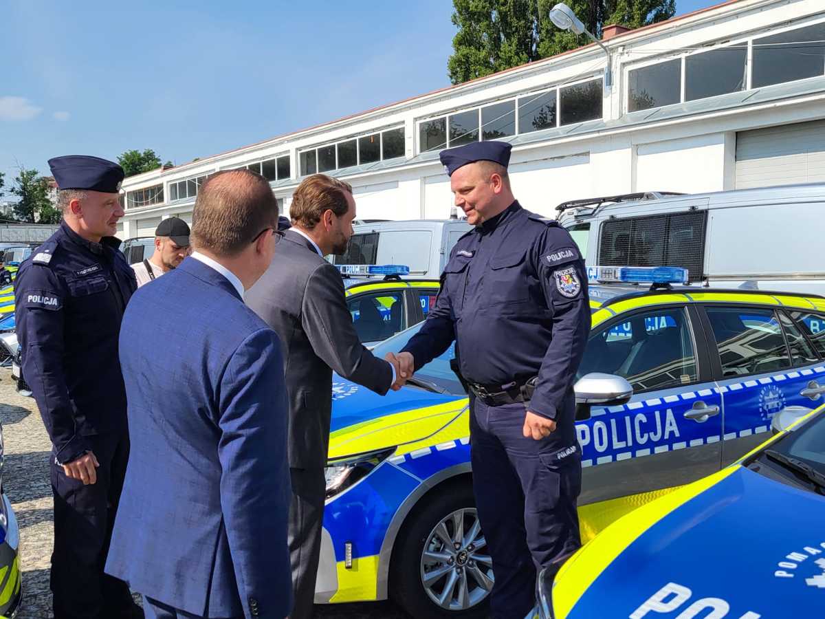 Nowe radiowozy w rękach policjantów ze Strzegomia, Dobromierza i Marcinowic [FOTO] 