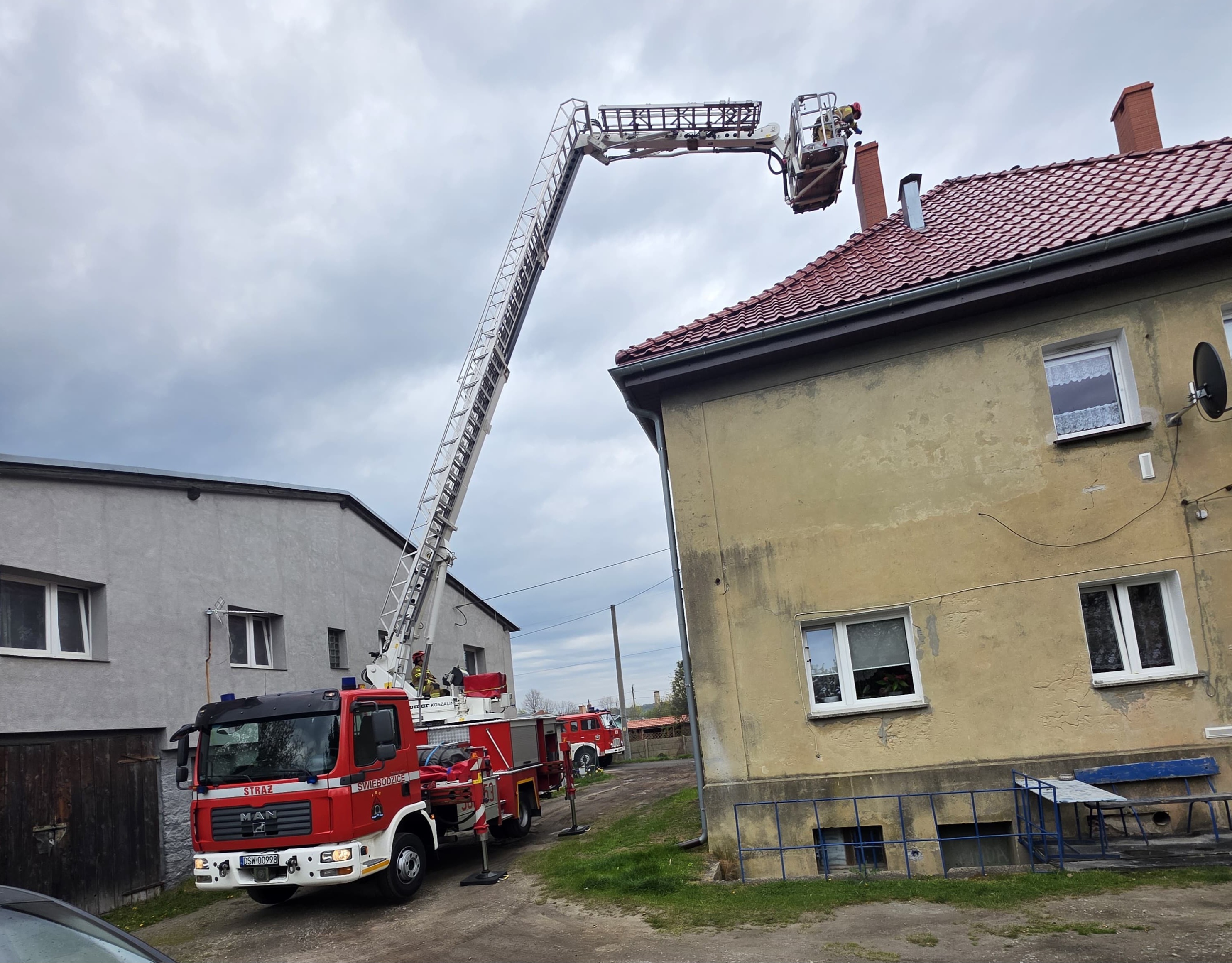 Interwencja strażaków przy ulicy Wałowej w Strzegomiu 