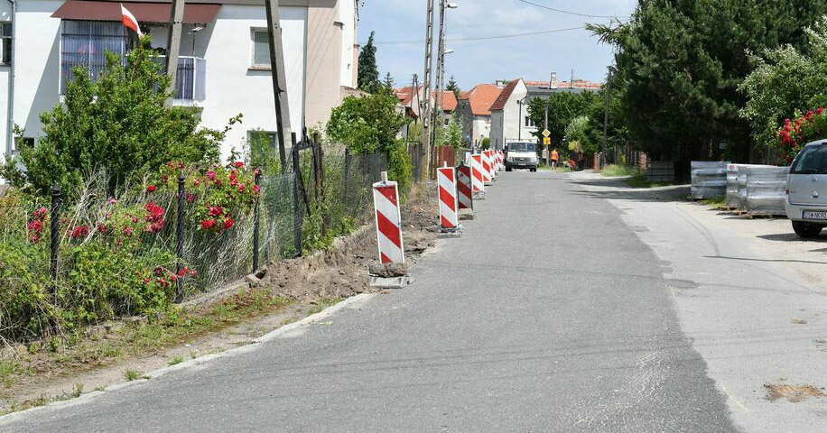 Będzie bezpieczniej w Stanowicach. Trwa tam budowa nowego chodnika [FOTO] 
