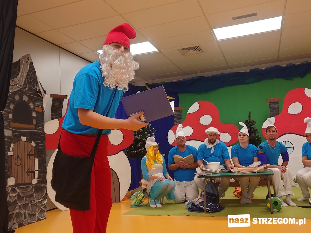 Rodzice dzieci  z Przedszkola nr 1 w Strzegomiu zachwycili w bajce „Smerfy” [FOTO]  