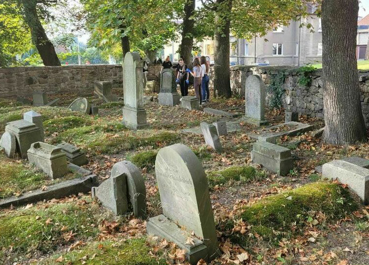 Uczniowie i nauczyciele z Zespołu Szkół uporządkowali żydowski cmentarz w mieście [FOTO] 