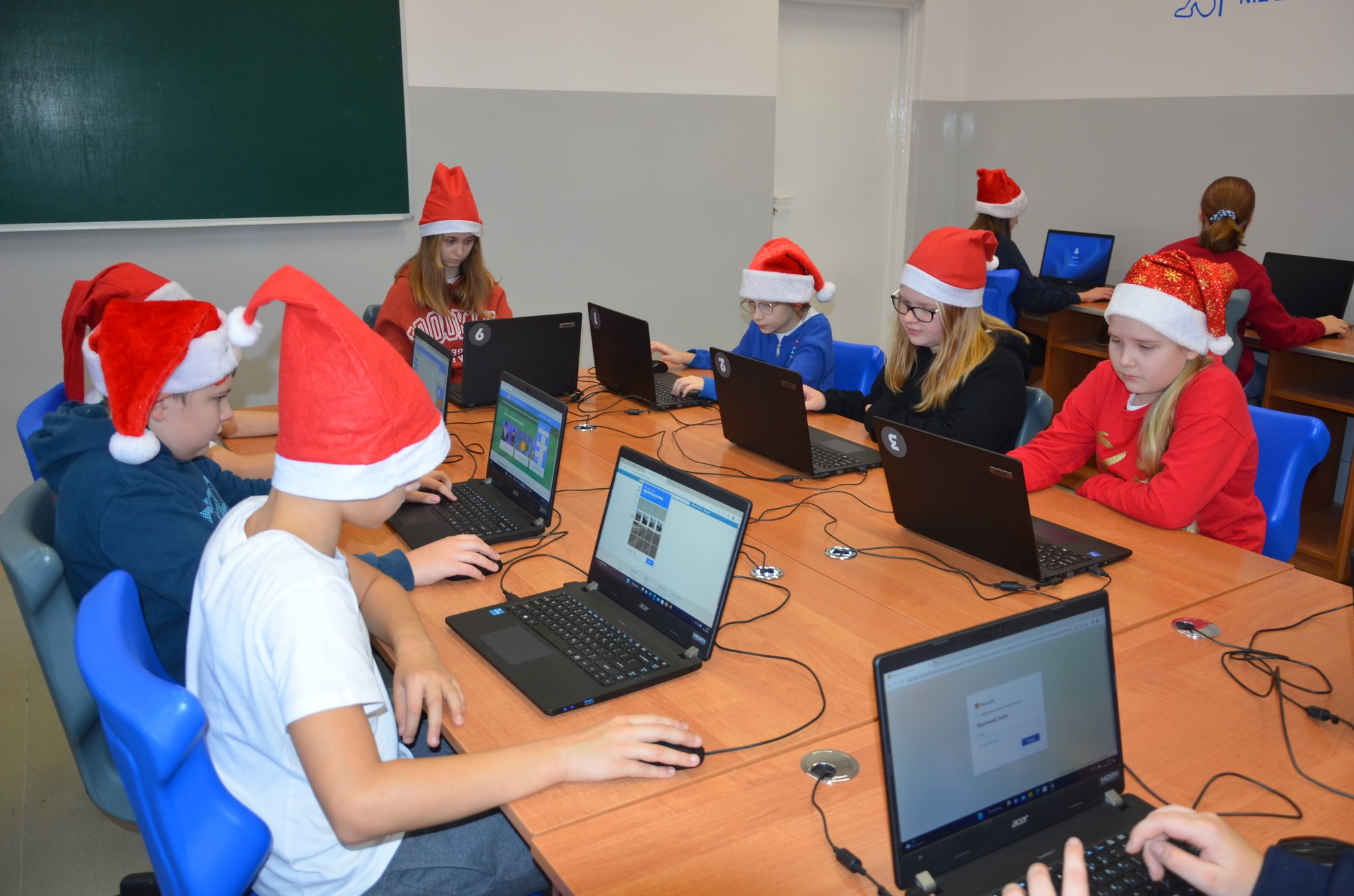 Strzegomskie szkoły zyskały nowoczesny sprzęt komputerowy [FOTO+WIDEO] 