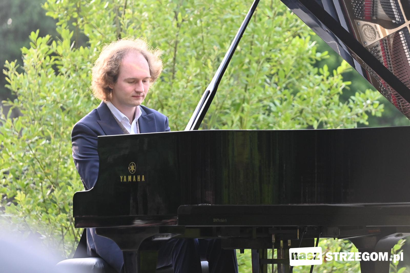 Piotr Pawlak zachwycił w kamieniołomie. Finał festiwalu „Fortepian w Kamieniołomie” pełen emocji [FOTO] 