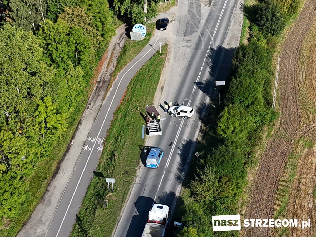 W Wieśnicy od busa odczepiła się przyczepka i uderzyła w „osobówkę” [FOTO] 