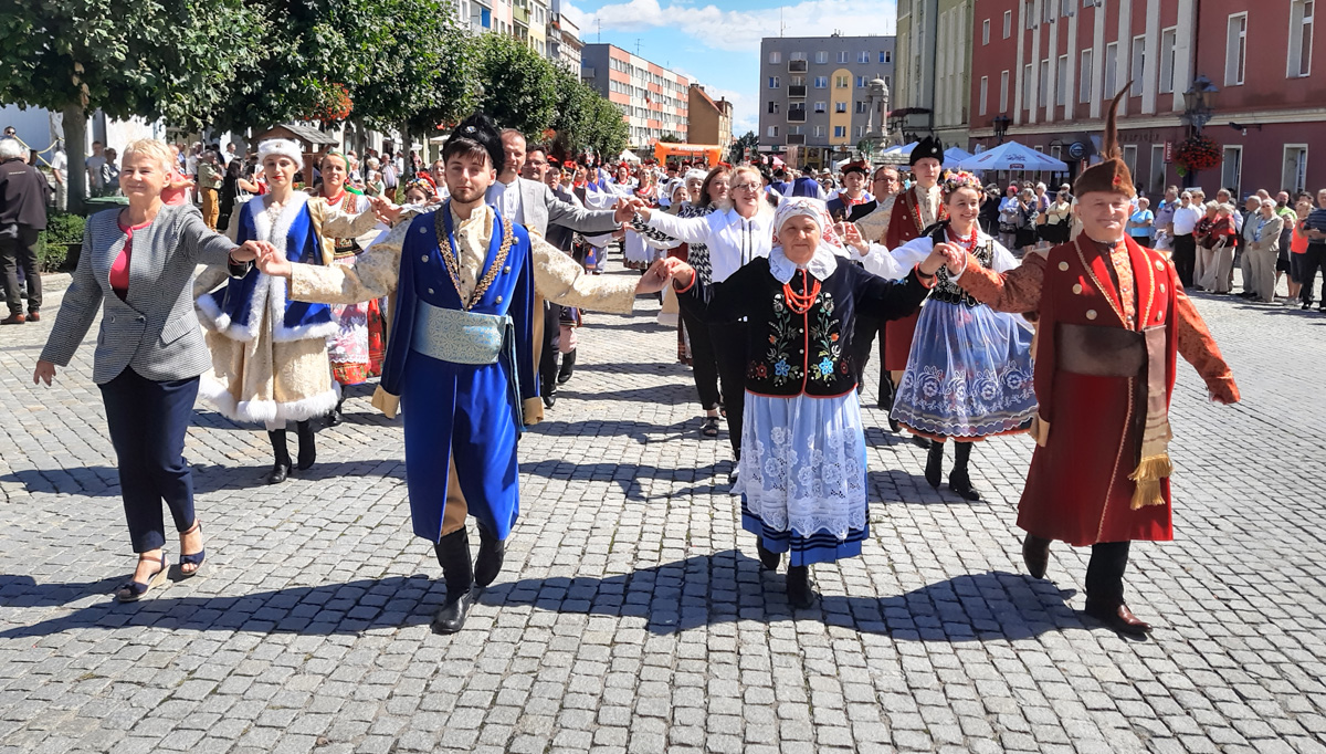 Rynek Świata z barwnym polonezem i występem Krzysztofa Cugowskiego [FOTO] 