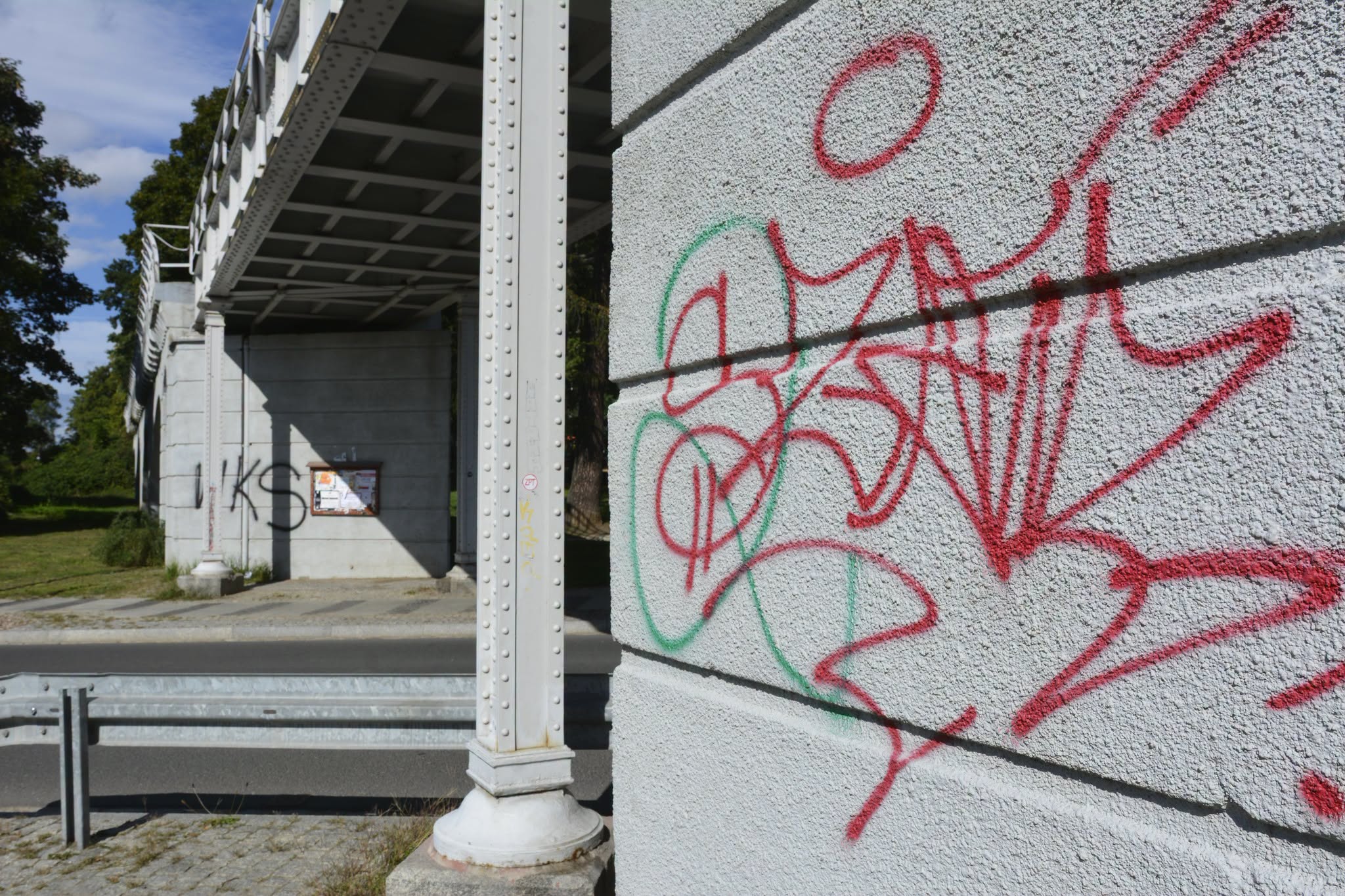 Wandale nie odpuszczają strzegomskiej estakadzie. Trwa czyszczenie [FOTO] 