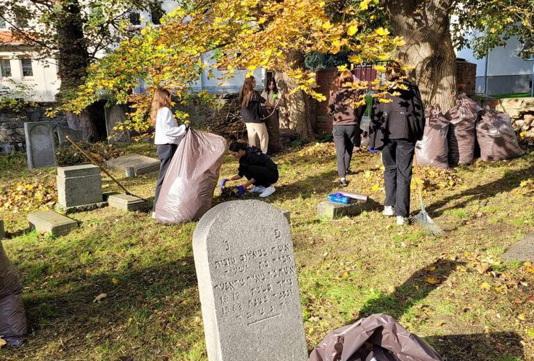 Strzegomscy uczniowie porządkowali żydowski cmenatarz [FOTO] 