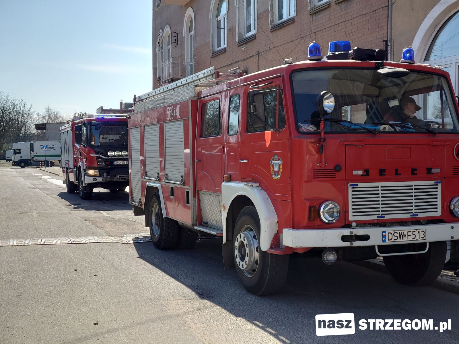 Akcja służb na ul. Reja w Strzegomiu. Zagrożenie w budynku wielorodzinnym [FOTO] 