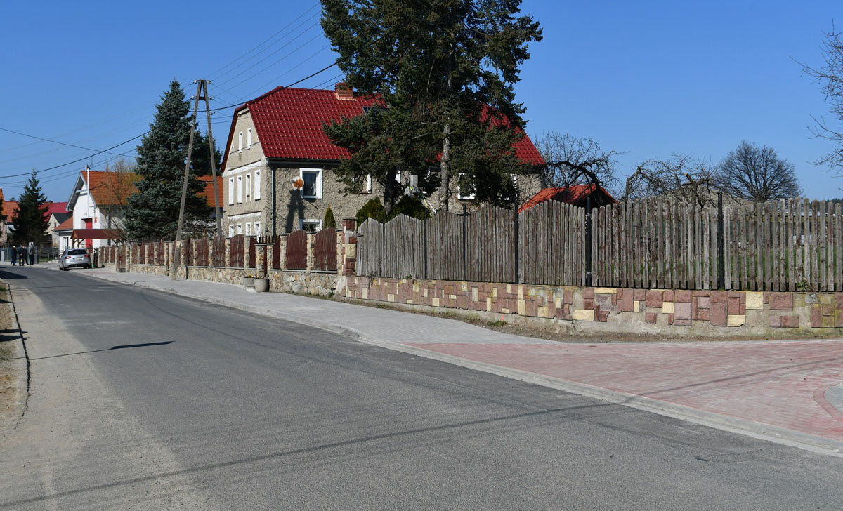 Bezpieczniej w Żelazowie. Powstał tam nowy chodnik i wiata przystankowa [FOTO] 