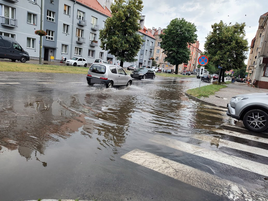 Synoptycy prognozują burze z gradem i silny wiatr. Wydano ostrzeżenie najwyższego - III stopnia! 
