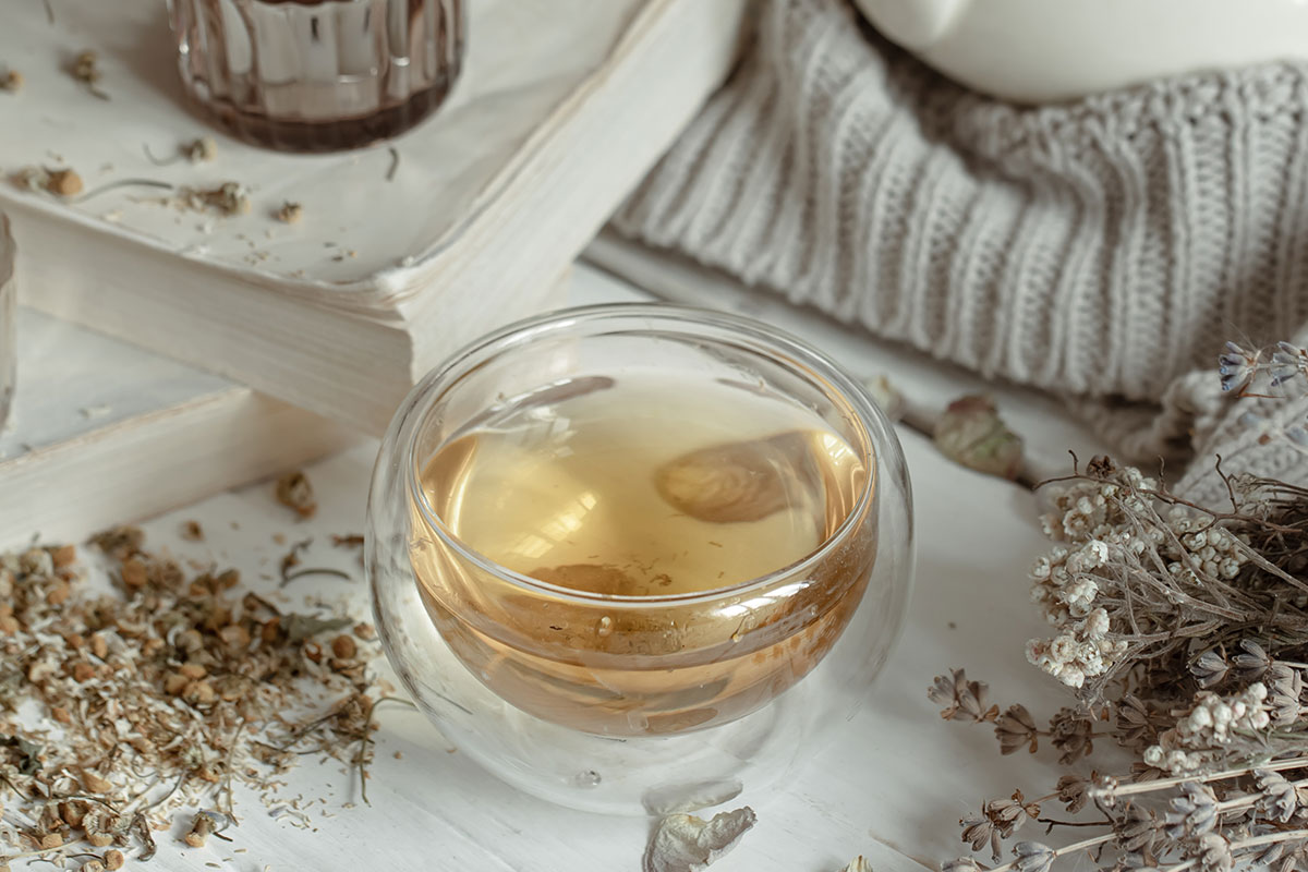 Jak parzyć białą herbatę? Poznaj jej właściwości i dodatki, z którymi warto ją łączyć 