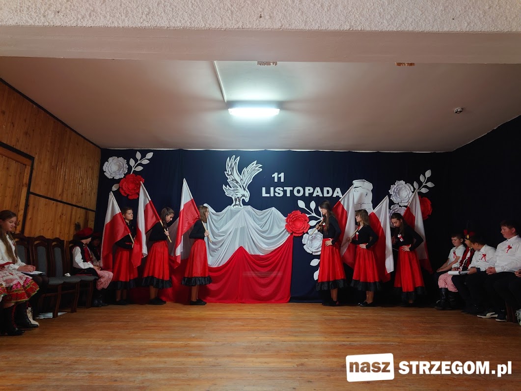 Uczniowie z Goczałkowa uczcili obchody Święta Niepodległości niezwykłym przedstawieniem [FOTO] 