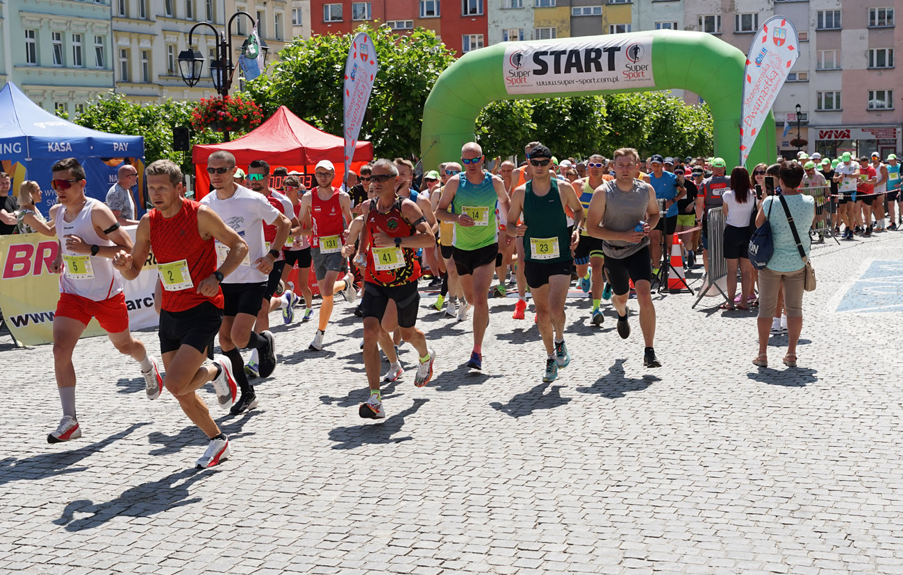 Blisko 380 zawodników wzięło udział w biegu Strzegomska Dwunastka - Biegajmy Razem! [FOTO] 