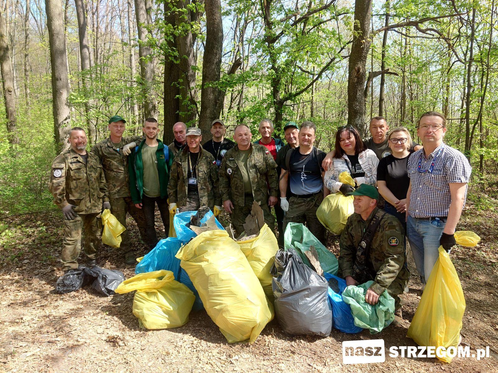 Śmieci znikają z Góry Krzyżowej. Kolejna udana akcja sprzątania w Strzegomiu [FOTO] 