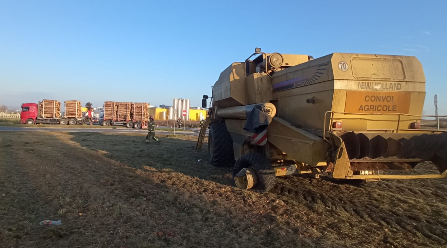 Zderzenie kombajnu z ciężarówką pod Strzegomiem [FOTO] 