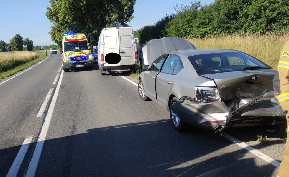 Zderzenie trzech pojazdów na trasie Strzegom-Świdnica [FOTO] 
