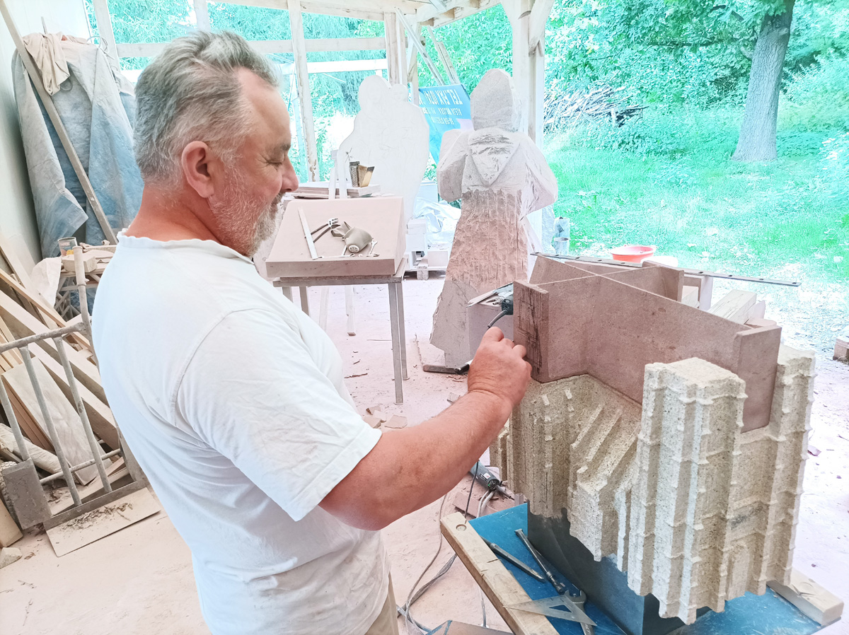 Powstanie granitowa rzeźba Bazyliki Mniejszej [FOTO] 