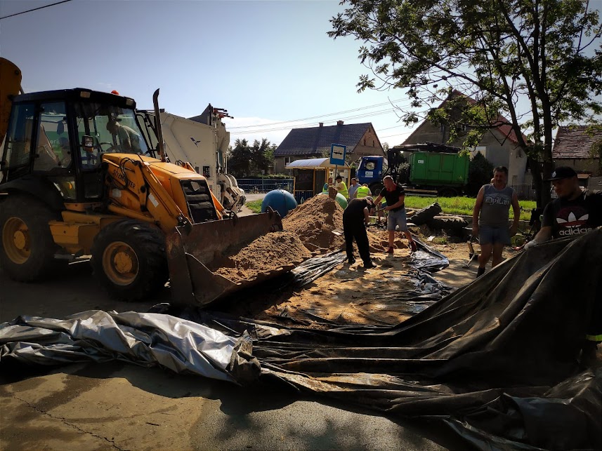 Strażacy z Olszan posprzątali okolicę rzeki po nocnej ulewie  