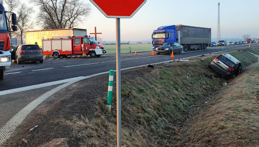 Zderzenie dwóch aut osobowych na krajowej 