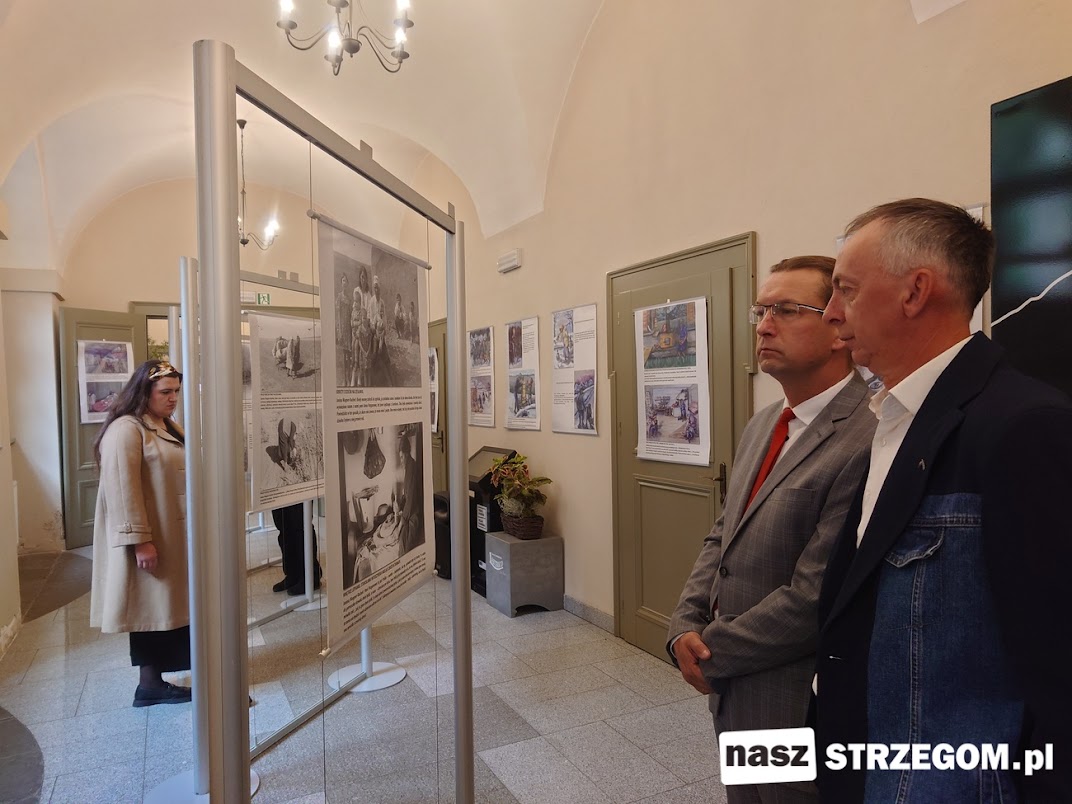 „Sybir – utrwalone w kadrze, zapamiętane w obrazach”. Wernisaż w Strzegomiu w 86. rocznicę agresji sowieckiej [FOTO]  