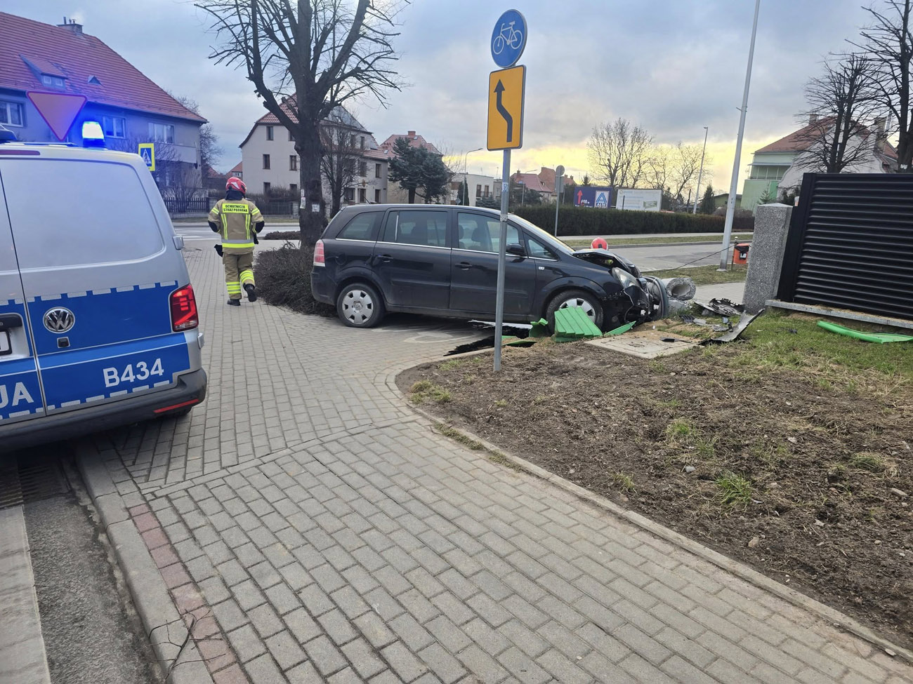 Powalił autem betonowy słup energetyczny. Prowadził auto pomimo cofniętych uprawnień [FOTO] 