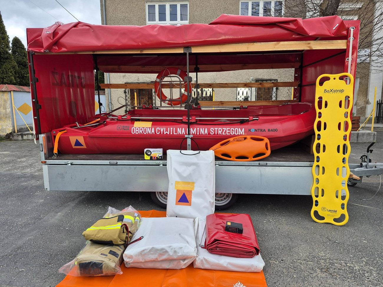 Nowa łódź, rękawy przeciwpowodziowe oraz inny sprzęt w rękach strażaków z OSP Olszany [FOTO] 