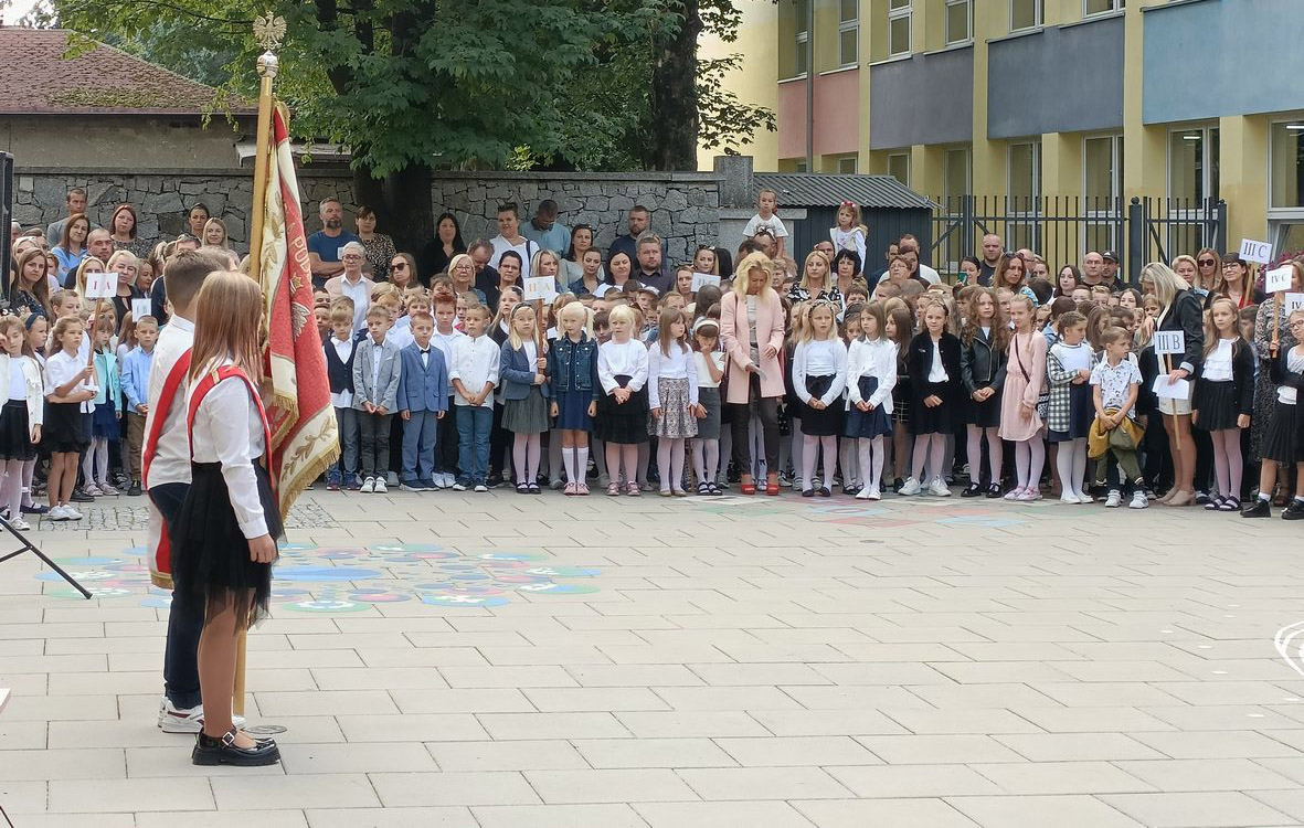 Początek roku szkolnego ze zmianą dyrektora w jednej ze strzegomskich szkół [FOTO] 