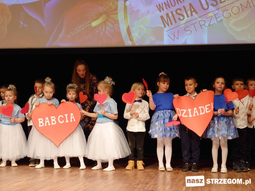 Kolorowy performance dla babć i dziadków [FOTO]  